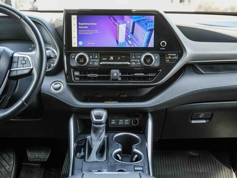 Used 2023 Toyota Highlander XLE FWD image 16