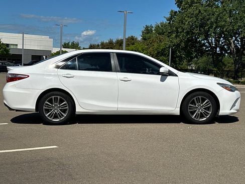 Used 2016 Toyota Camry SE image 3