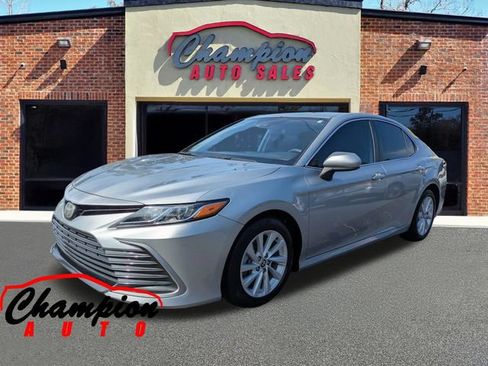 Used 2021 Toyota Camry LE FWD image 9