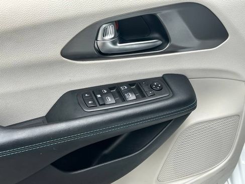 Used 2021 Chrysler Pacifica Touring FWD image 19
