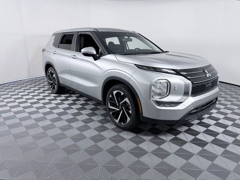 Used 2022 Mitsubishi Outlander ES image 2