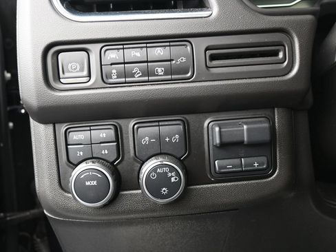 Used 2022 Chevrolet Suburban Z71 w/ Luxury Package AWD/4WD image 17