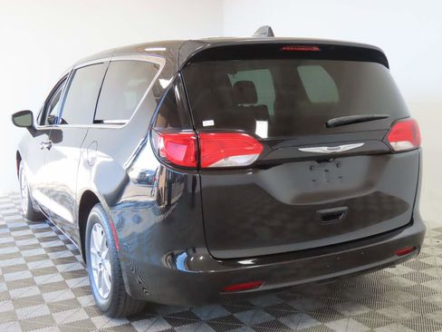 Used 2022 Chrysler Voyager LX image 3