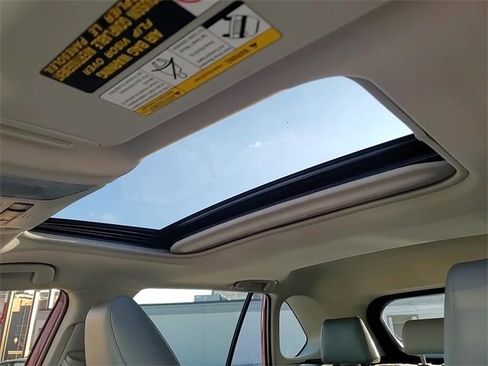 Used 2021 Toyota RAV4 XLE Premium image 19