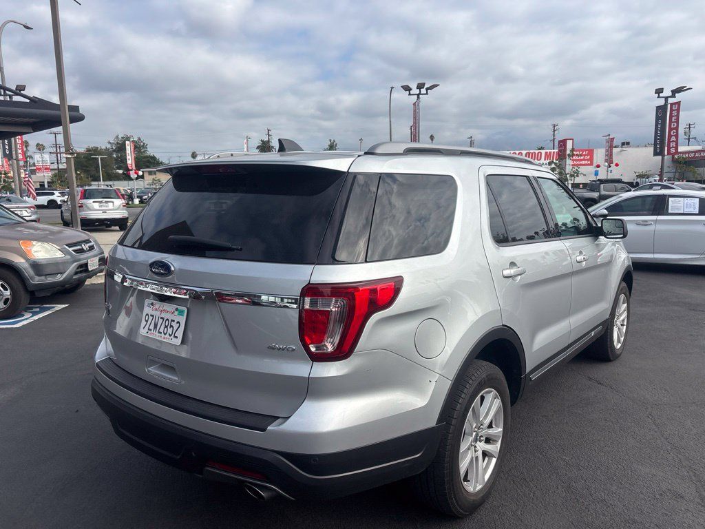 Used 2018 Ford Explorer XLT AWD/4WD image 4