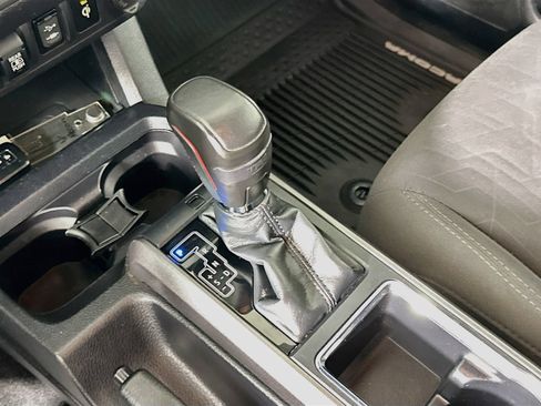 Used 2019 Toyota Tacoma TRD Off-Road w/ Technology Package AWD/4WD image 17