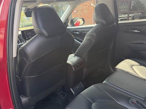 Used 2021 Toyota Highlander XLE AWD/4WD image 23