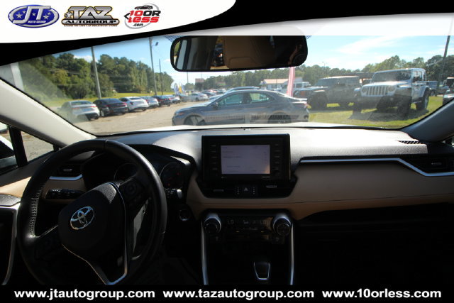 Used 2020 Toyota RAV4 XLE Premium FWD image 16