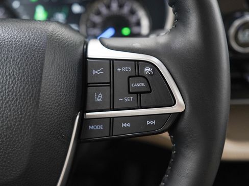 Used 2025 Toyota Highlander XLE AWD/4WD image 26