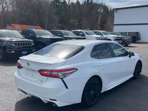 Used 2018 Toyota Camry SE w/ Moonroof Package image 2