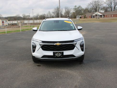 Used 2025 Chevrolet Trax LT image 3
