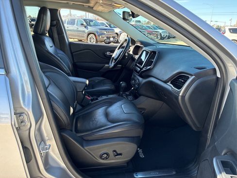 Used 2019 Jeep Cherokee Limited image 16