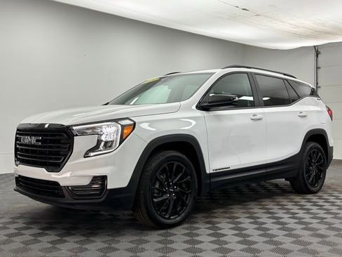 Used 2024 GMC Terrain SLE w/ Driver Convenience Package image 2