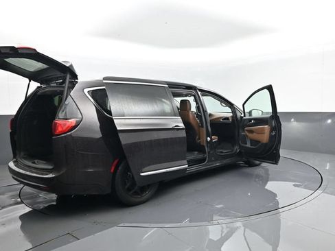Used 2018 Chrysler Pacifica Limited FWD image 36