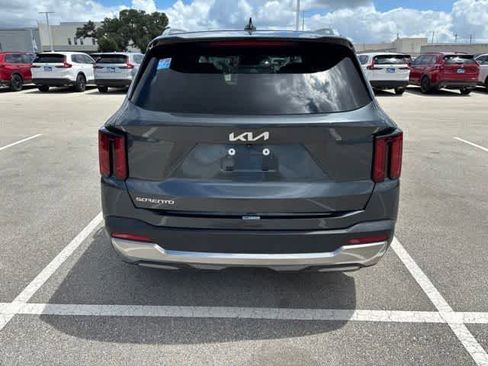 Used 2024 Kia Sorento S FWD image 4