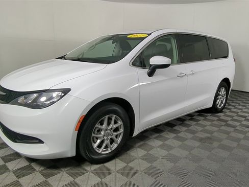 Used 2022 Chrysler Voyager LX image 9