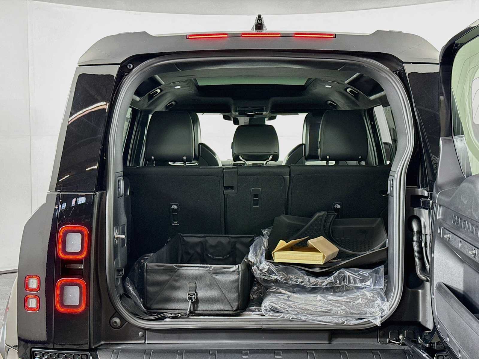 New 2026 Land Rover Defender 110 OCTA AWD/4WD image 25