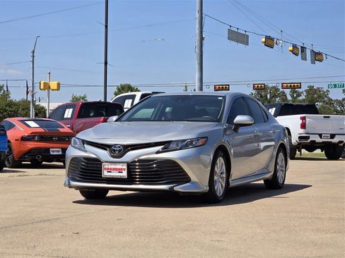 Used 2020 Toyota Camry LE image 2