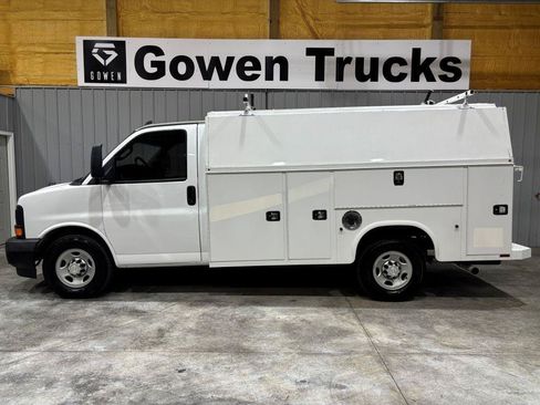 Used 2017 Chevrolet Express 3500 RWD image 2