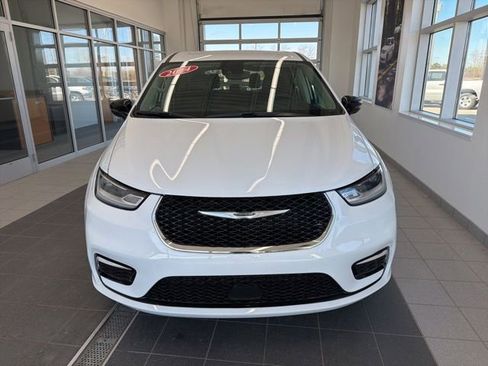 Used 2024 Chrysler Pacifica Touring-L image 2