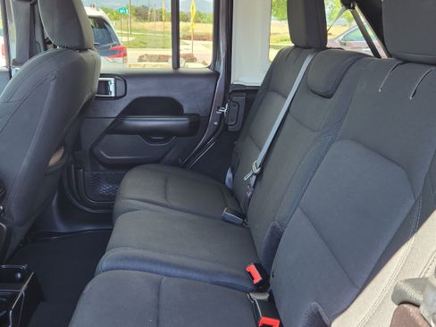 Used 2018 Jeep Wrangler Unlimited Sahara AWD/4WD image 10