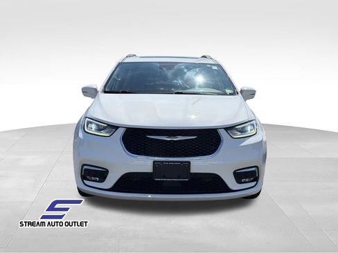 Used 2021 Chrysler Pacifica Touring-L w/ Uconnect Theater Family Group AWD/4WD image 2