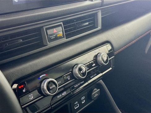 Used 2025 Honda Pilot TrailSport image 11