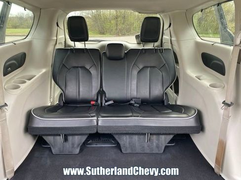 Used 2023 Chrysler Pacifica Limited image 41