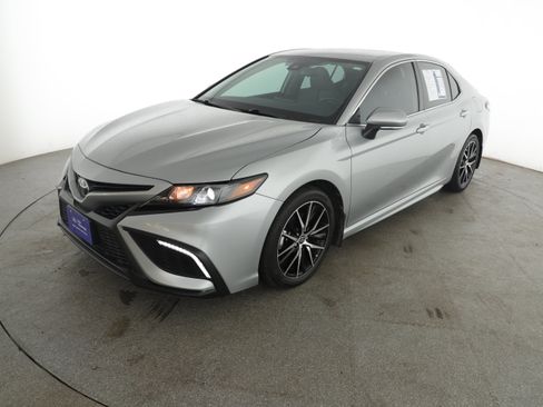 Used 2023 Toyota Camry SE image 3