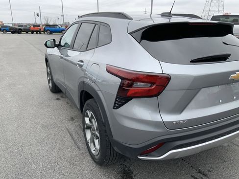 Used 2025 Chevrolet Trax LT w/ LT Convenience Package image 16