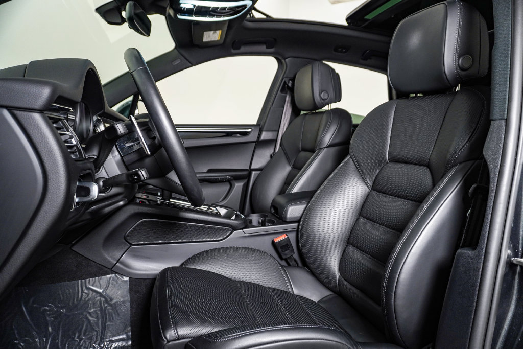 Certified 2026 Porsche Macan AWD/4WD image 5