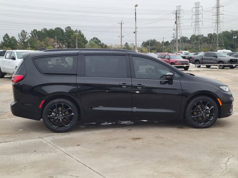 New 2026 Chrysler Pacifica Select image 3