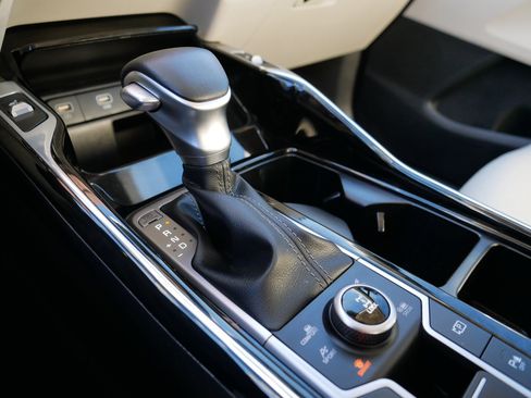 Certified 2023 Kia Sorento SX image 24