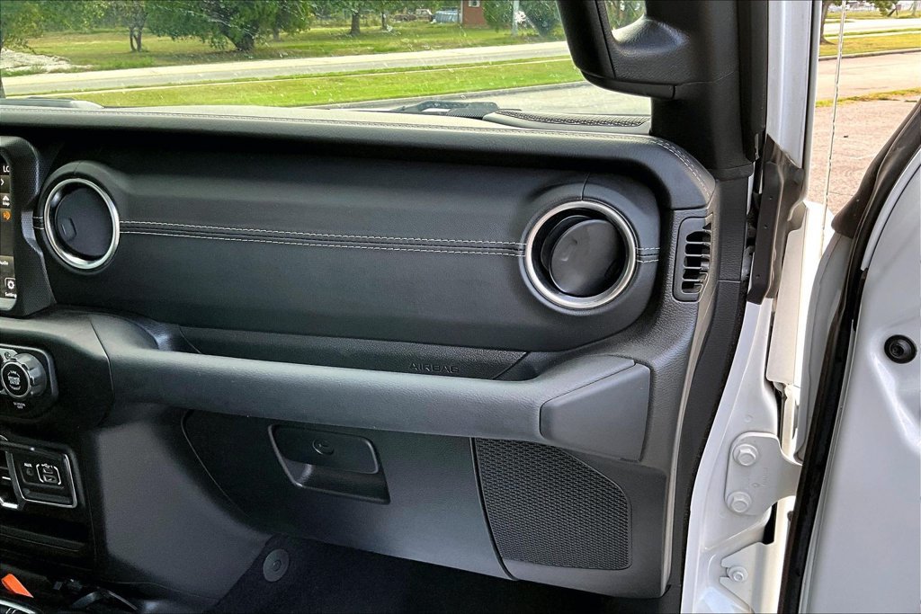 Used 2023 Jeep Wrangler Unlimited Sahara AWD/4WD image 15