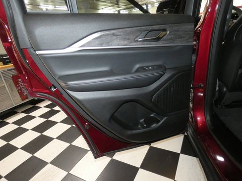 Used 2024 Jeep Grand Cherokee Limited image 26