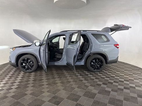Certified 2025 Honda Pilot Black Edition image 21
