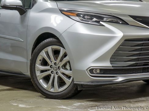 Used 2023 Toyota Sienna Platinum image 4