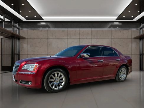 Used 2014 Chrysler 300 C RWD image 2