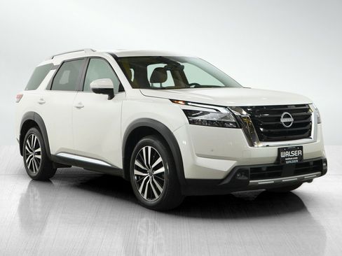 Used 2024 Nissan Pathfinder Platinum AWD/4WD image 7
