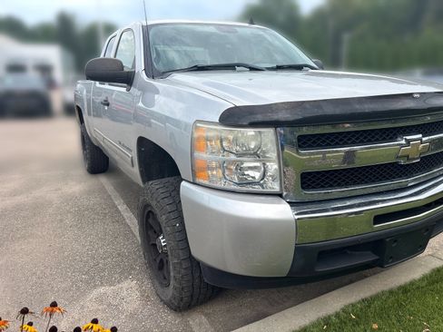 Used 2011 Chevrolet Silverado 1500 LS RWD image 2