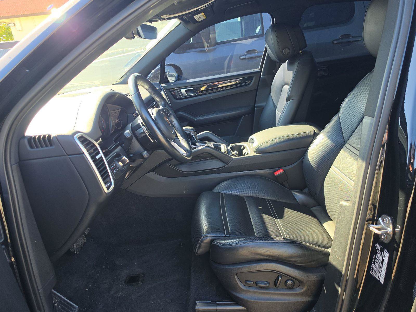Used 2023 Porsche Cayenne AWD/4WD image 7