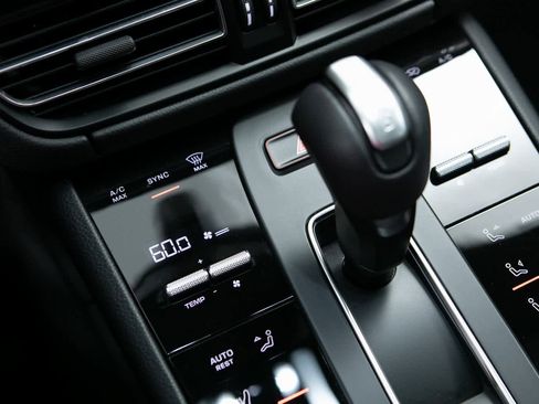 Certified 2025 Porsche Macan image 22