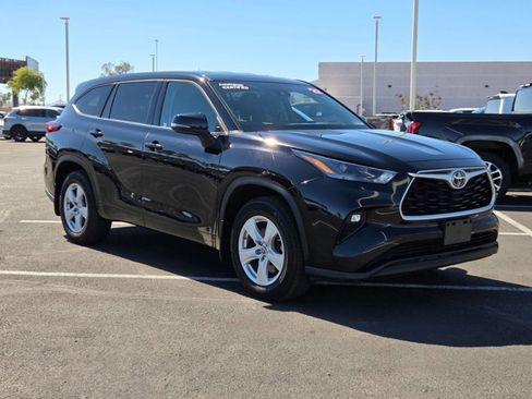 Used 2022 Toyota Highlander LE image 3