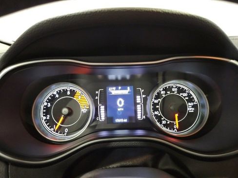 Used 2019 Jeep Cherokee Latitude Plus w/ Comfort/Convenience Group image 18