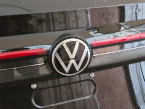 New 2026 Volkswagen Taos SE image 11