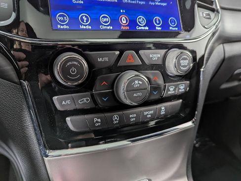 Used 2019 Jeep Grand Cherokee Altitude image 36