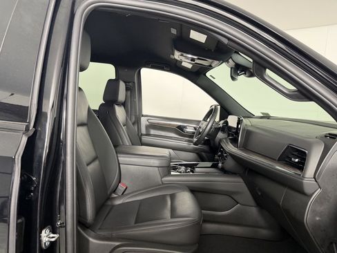 Used 2025 Chevrolet Suburban Z71 image 32