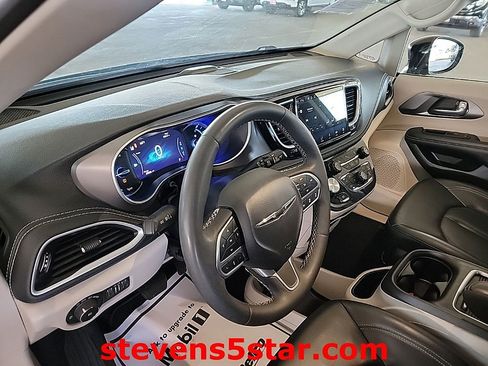 Used 2023 Chrysler Pacifica Touring-L FWD image 14