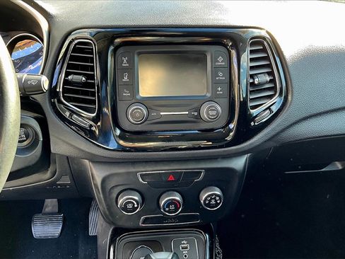 Used 2018 Jeep Compass Latitude image 27