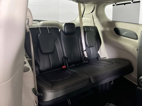 Used 2023 Chrysler Pacifica Touring-L w/ Uconnect Theater Family Group image 28